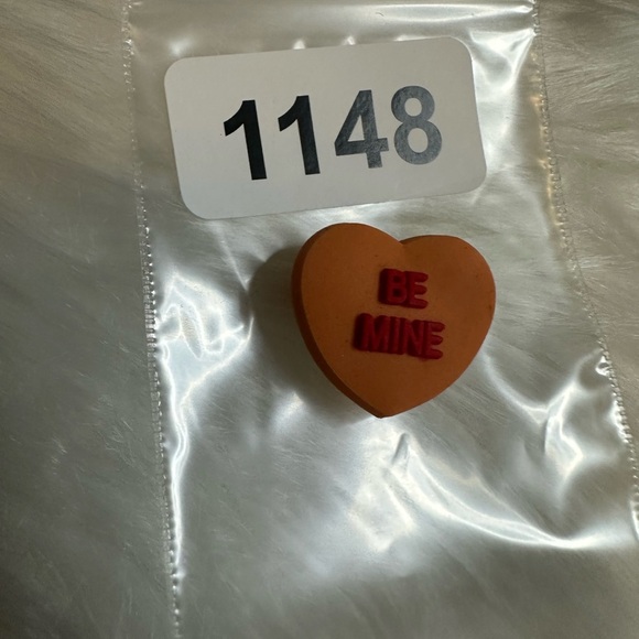 🌈 10/$5Heart-Shaped 'Be Mine' croc charm - Picture 1 of 1